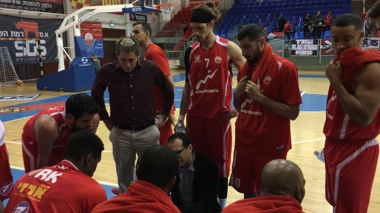 יניב בורגר (למטה) ועוזרו זאק שניידר (כיפה) במהלך פסק זמן. השחקנים הקשיבו (צילום: באדיבות תומר ירון, מנכ